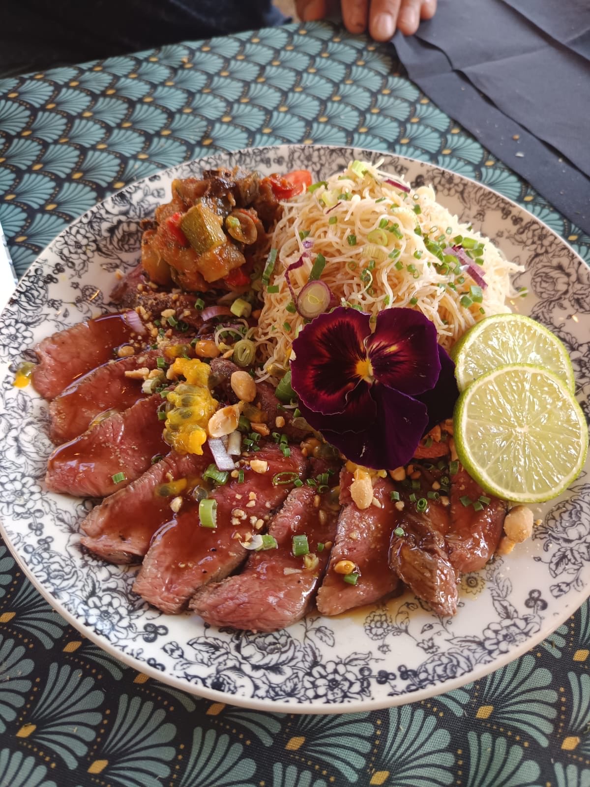 Assiette de viande et vermicelles de Maison Martin